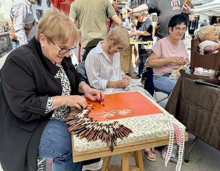 [ARGAZKIAK] Hemeretzi artisau eta eskulangilek jarri dute postua Leitzako azokan