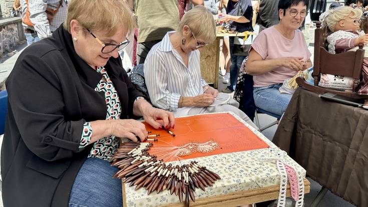 [ARGAZKIAK] Hemeretzi artisau eta eskulangilek jarri dute postua Leitzako azokan