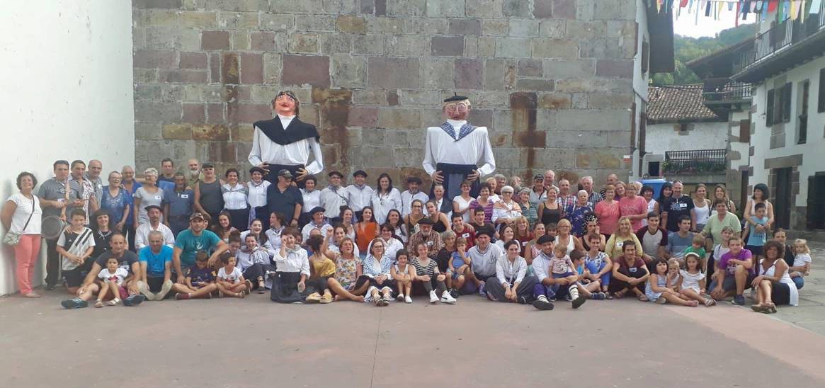 Minbizia duten haurrak laguntzeko 'Lau teilatu' abestia grabatuko dute zubietarrek igandean