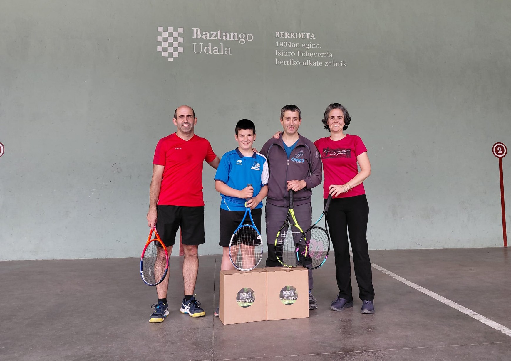 Migeltorena aita-semeak irabazi dute Berroetako Frontenis Txapelketa