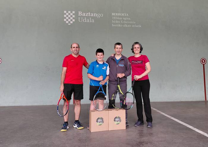 Migeltorena aita-semeak irabazi dute Berroetako Frontenis Txapelketa