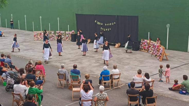 Plazetara bueltatu da Erreka Dantza Taldea