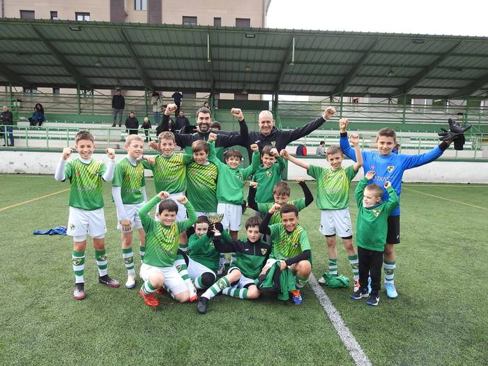 Joan den denboraldiko txapeldunen kopa hartu dute Beti Gazteko futbol-8ko benjaminek