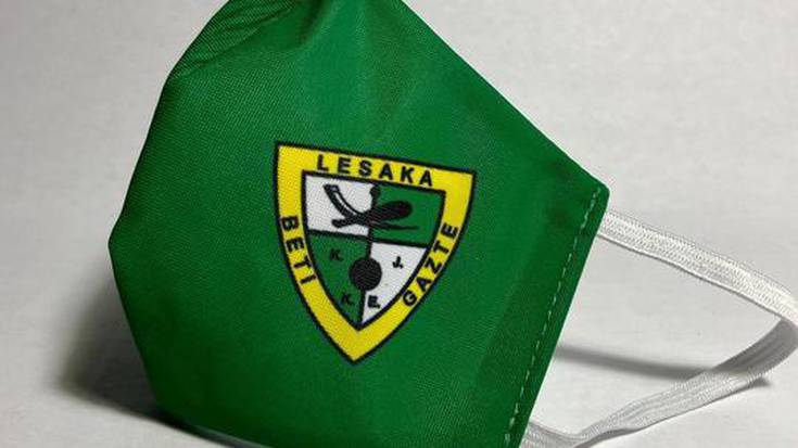 Beti Gazte Elkarteak bere logoa duten maskarak banatuko ditu