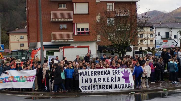 [ARGAZKIAK] Emakumeen kontrako indarkeria salatzeko karrikara atera dira herritarrak