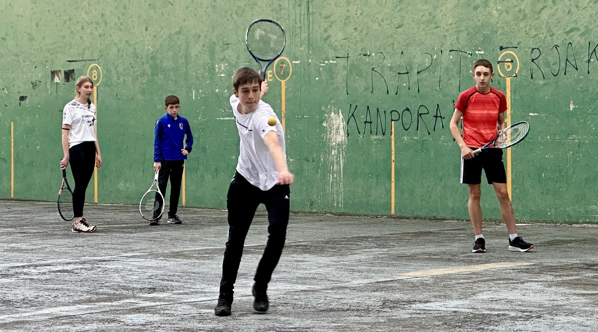 Aresoko Frontenis txapelketa mistoan izena emateko azken egunak