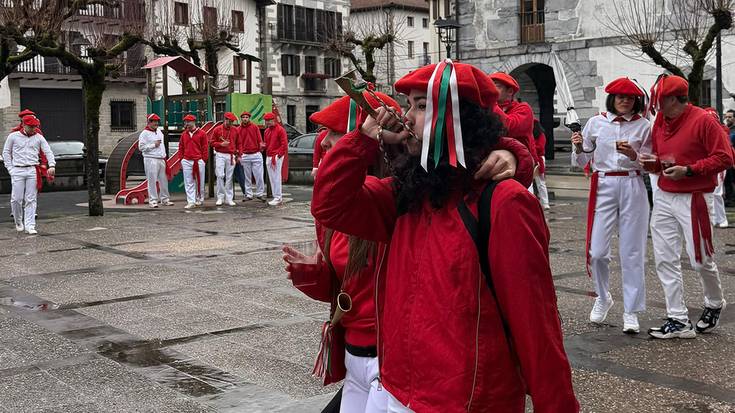 [ARGAZKIAK] Goizuetan inauteetako eguraldi txarrari, umore onarekin egin diote aurre