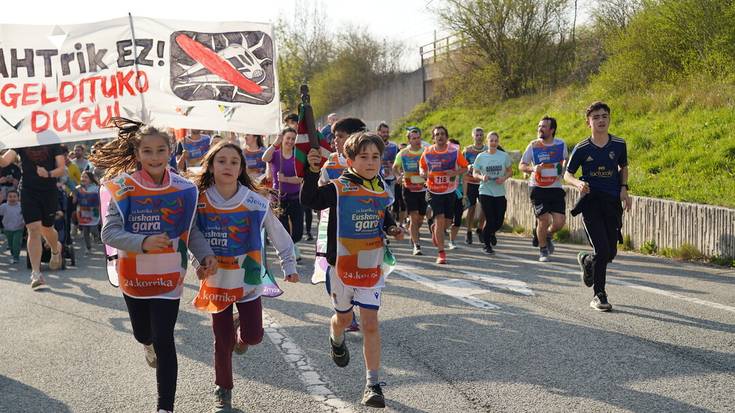 Aresoarrek eta leitzarrek Sakana eta Araitz aldean eraman dute Korrikaren lekukoa