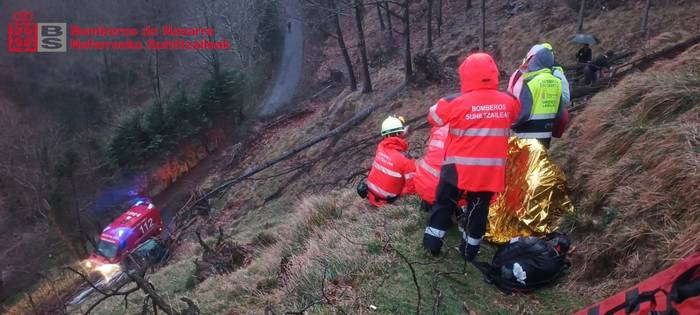 Aldaka hautsita zuela, 82 urteko gizon bat erreskatatu dute Goizuetan