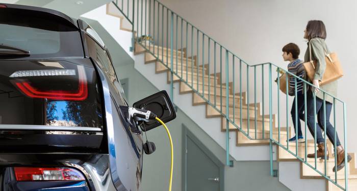 Auto elektrikoei buruzko zalantza nagusiak biltzen dituen gida argitaratu du Irache kontsumitzaileen elkarteak