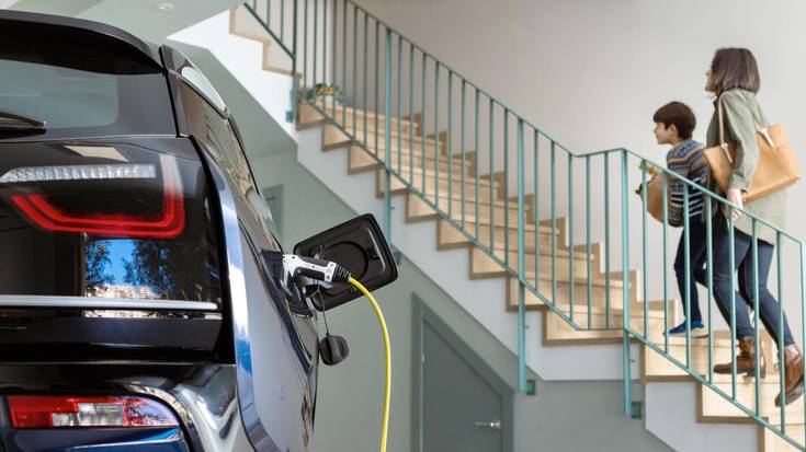 Auto elektrikoei buruzko zalantza nagusiak biltzen dituen gida argitaratu du Irache kontsumitzaileen elkarteak