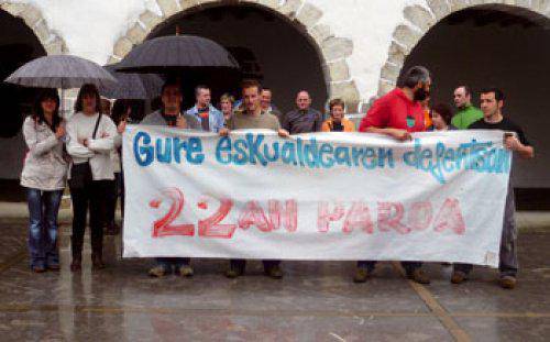 30 bat lagun paro egunarekin bat eginez