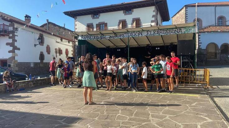 [ARGAZKIAK] Herriko bestekin agurtu dute hilabetea lekaroztarrek