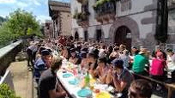 Gaurtik igandera Txokotoko bestak