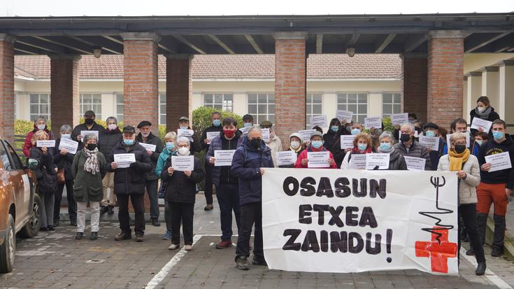 Osasun etxeak zaintzeko elkarretaratzea egin dute Lesakan