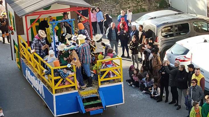 Ikusle andana bildu da Doneztebeko inauterietako desfilean