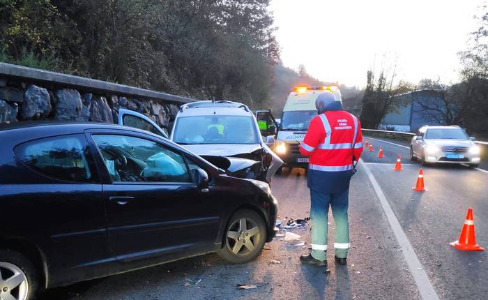 Bi zauritu Leitzan bi autoren artean izan duten istripuan