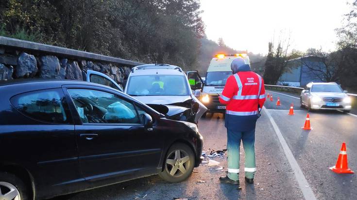 Bi zauritu Leitzan bi autoren artean izan duten istripuan