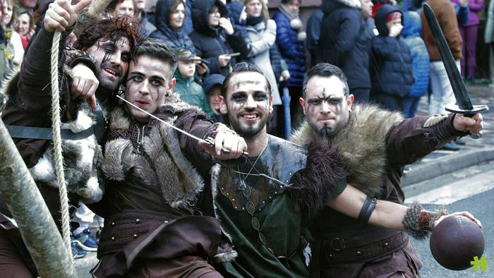 Sunbillako karrozen desfilea ikustera doazenei argibideak eman dizkie udalak