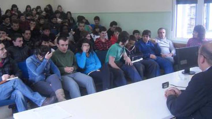 Palestinar baten testigantza bildu dute Elizondoko Lanbide Eskolan