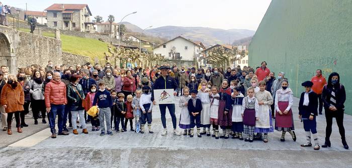 Adur Etxezarreta eskiatzaileari omenaldi hunkigarria egin diote larunbat eguerdian aresoarrek eta Leitzako lagunek