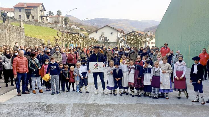 Adur Etxezarreta eskiatzaileari omenaldi hunkigarria egin diote larunbat eguerdian aresoarrek eta Leitzako lagunek