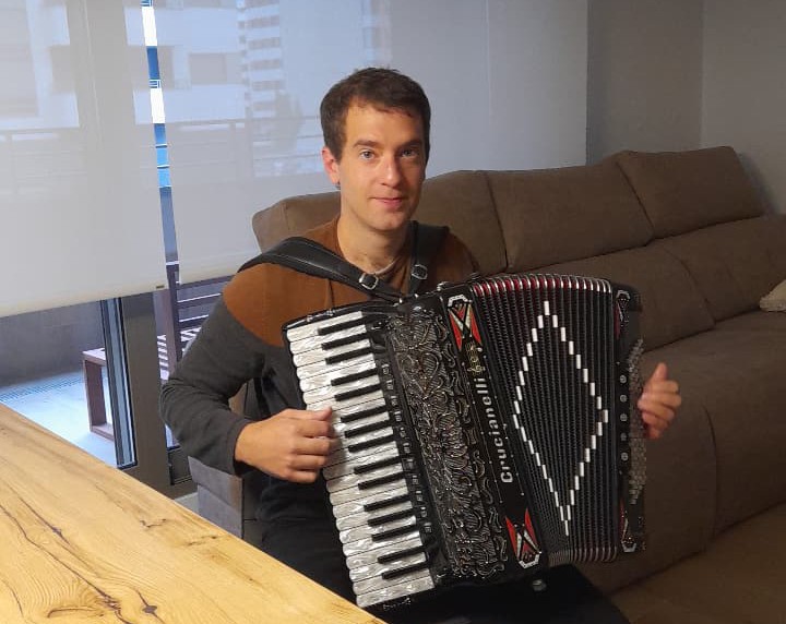 «Jendeak eskatzen duen bitartean musikarekin segituko dut»