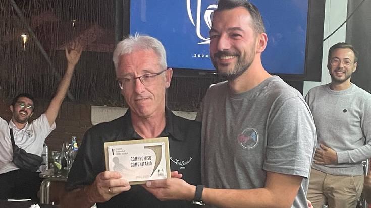 Disko Golfa bultzatzen egin duen lana eskertzeko sari berezia eman diote Mikel Ibarrola doneztebarrari