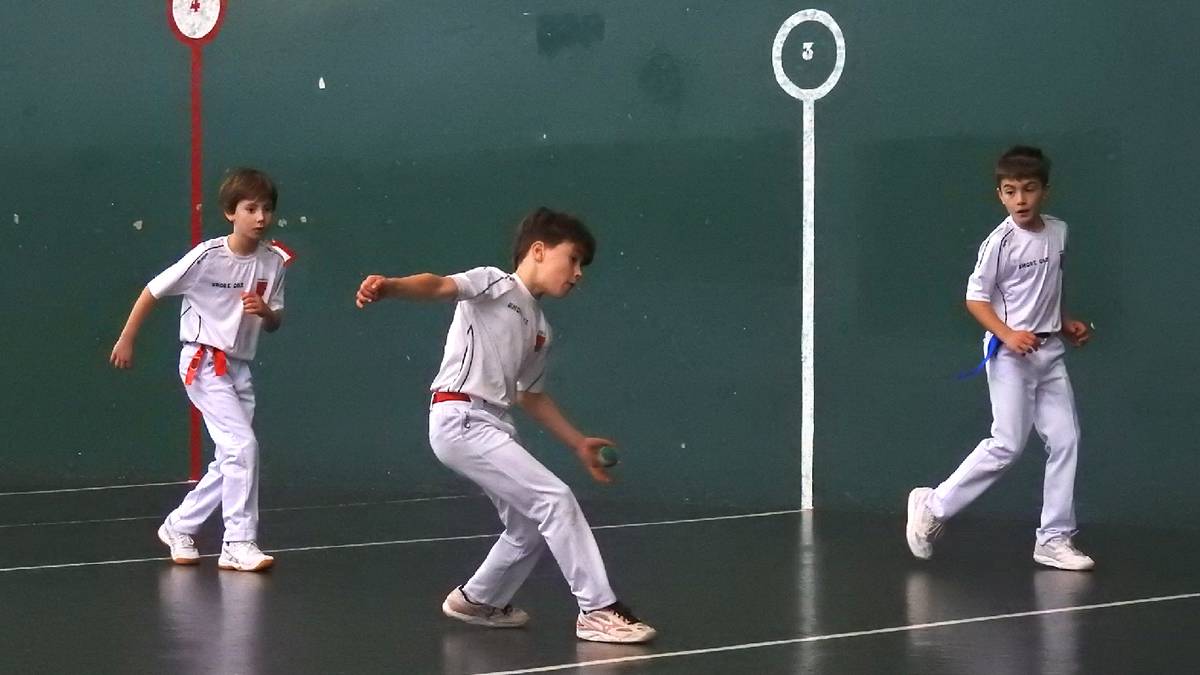 Arkupeko eskuz binakako pilota txapelketan hiru kategoriatako finalerdiak izanen dituzte  Lesakan igandean