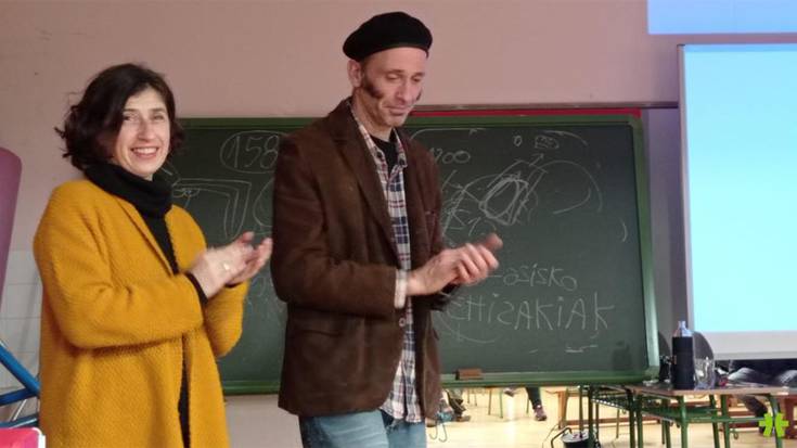 'Sugarren mende' liburua aurkeztu dute Helena Xuriok eta Asisko Urmenetak Arantzan