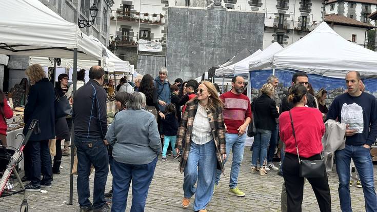 Jende ugari ibili da Leitzako artisau azokan