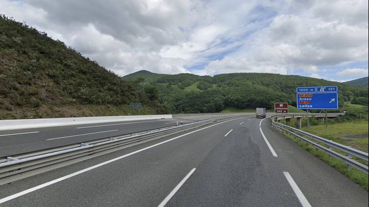 Motorzale bat hil da A-15 autobidean, Areso parean, bidetik atera eta pareta baten kontra talka egin ondotik