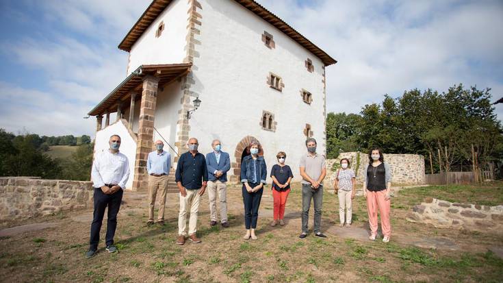 Zaharberritu ondotik, gaur itzuli dizkio Kultura kontseilariak Baztango alkateari Iruritako Jauregizarreko giltzak