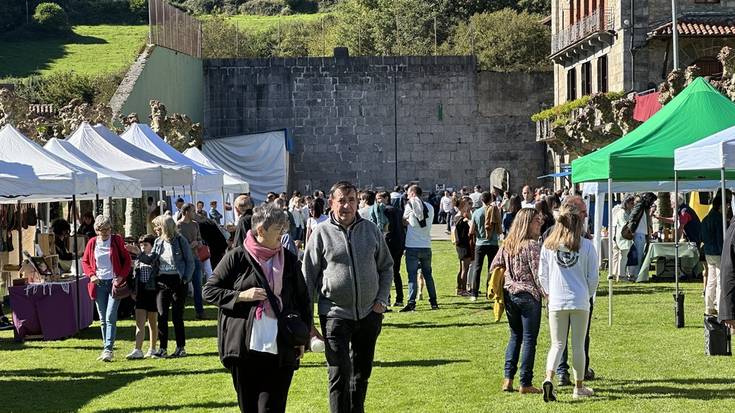 Mendialdeko Azoka ibiltaria egin dute Areson igandean