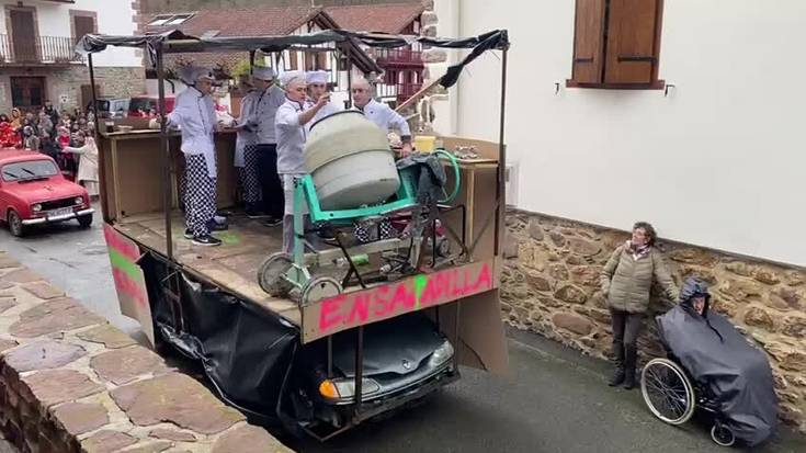 [BIDEOA] Astearte inauteko karrozen desfilea giro onean egin dute Etxalarren