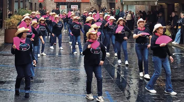 Giro onean egin dute Lerro Dantzen Eguna Donezteben