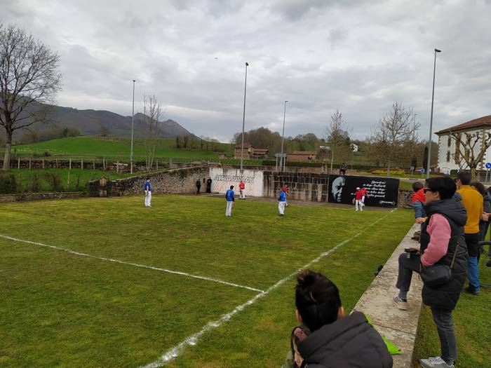 Baztan-Erreka laxoa desafioa jokatuko dute larunbatean Arizkungo Lamiarrita plazan