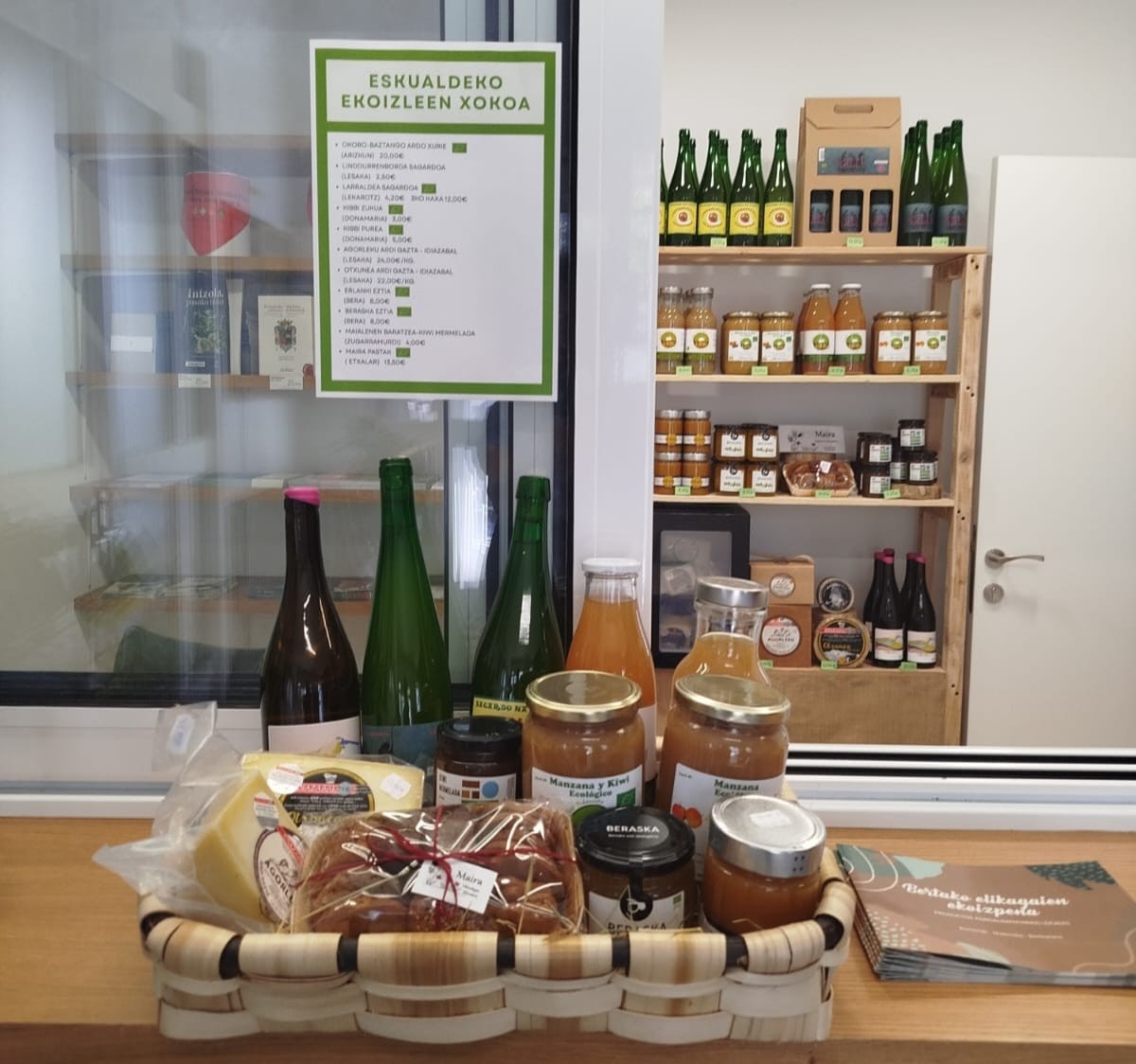 Eskualdeko produktuen txokoa paratu dute Berako Turismo Bulegoan