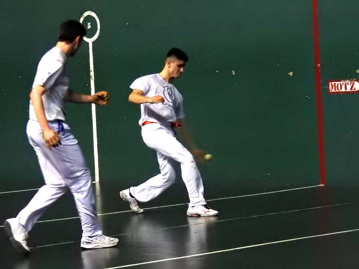 Benito Taintaren omenezko pilota txapelketan infantilek, kadeteek eta jubenilek hirugarren jardunaldia jokatu dute igandean