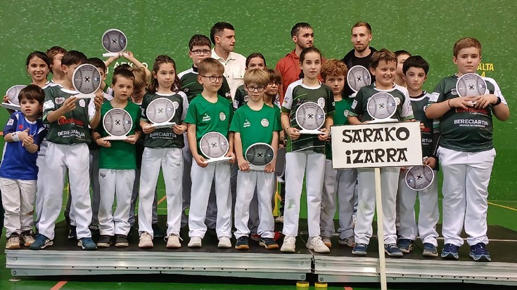 Joko Garbia eskainiko dute berriz Sarako Izarrako pilota eskolan