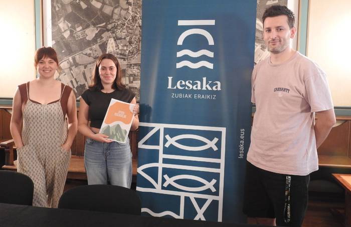 'Ipuin ibilbideak' proiektua prestatu dute Lesakan haur eta nerabeei begira