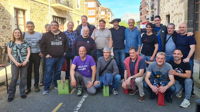 Bertsolari Beteranoen Sariketan parte hartu dute Julen Zelaietak eta Karlos Aizpuruak