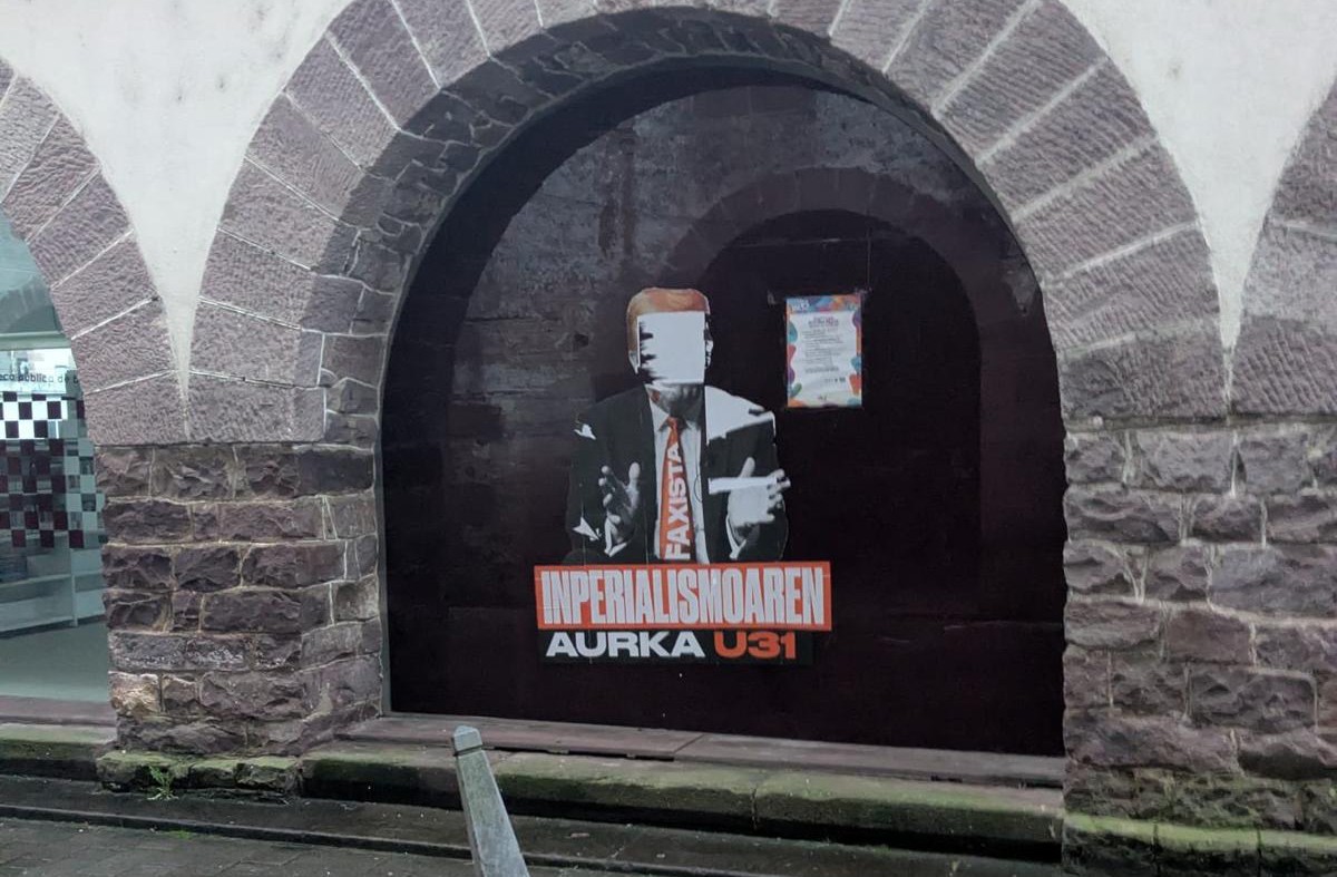Baztango Geroa Baik liburutegian egindako «kartel itsasketa arduragabea» salatu du