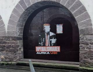 Baztango Geroa Baik liburutegian egindako «kartel itsasketa arduragabea» salatu du