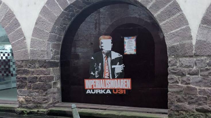 Baztango Geroa Baik liburutegian egindako «kartel itsasketa arduragabea» salatu du