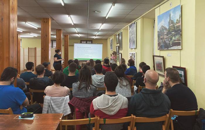 Lehen sorospen eta desfibriladorearen erabileraren inguruko ikastaroa egiten ari dira Beti Gazteko kirolariak