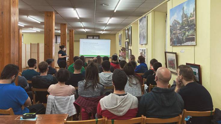 Lehen sorospen eta desfibriladorearen erabileraren inguruko ikastaroa egiten ari dira Beti Gazteko kirolariak