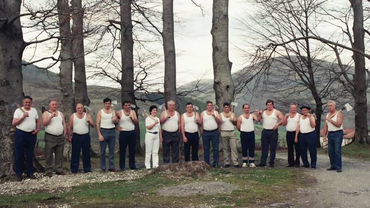 1988an Leitzako Aurrera Elkartearen alde aizkoran aritu ziren boluntarioak gogoan