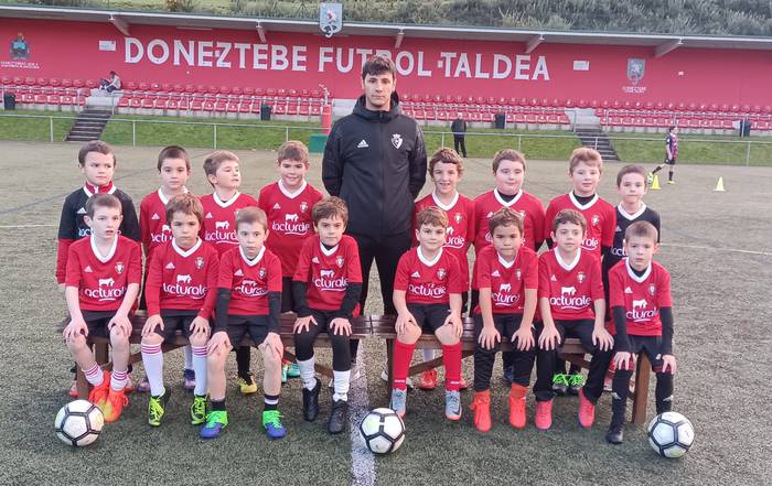 Osasuna Fundazioko futbol taldea zelairatu dute aurten Donezteben