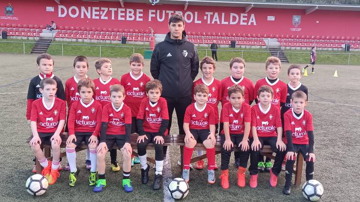 Osasuna Fundazioko futbol taldea zelairatu dute aurten Donezteben